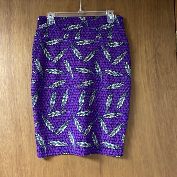 size medium LulaRoe Cassie feather design midi pencil skirt - Picture 4 of 4